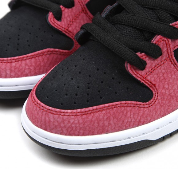 red and black nike sb