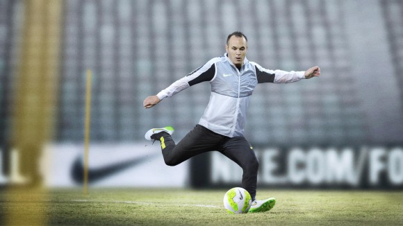 Abolido Acuerdo Posicionar Nike Revolution Training Jacket: Fit for Movement at Match Speed -  WearTesters