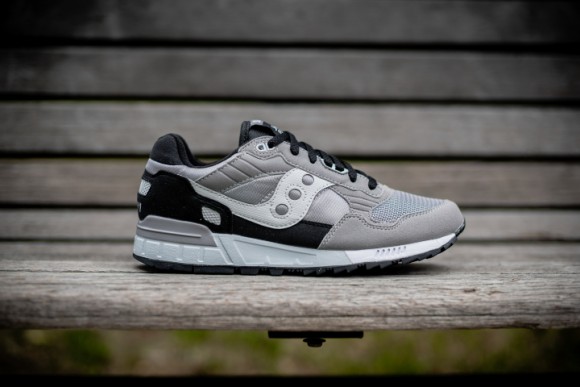 black and white saucony