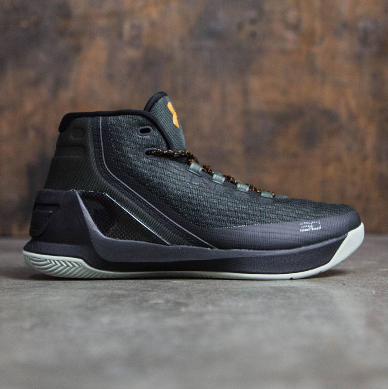 curry 3 black and white