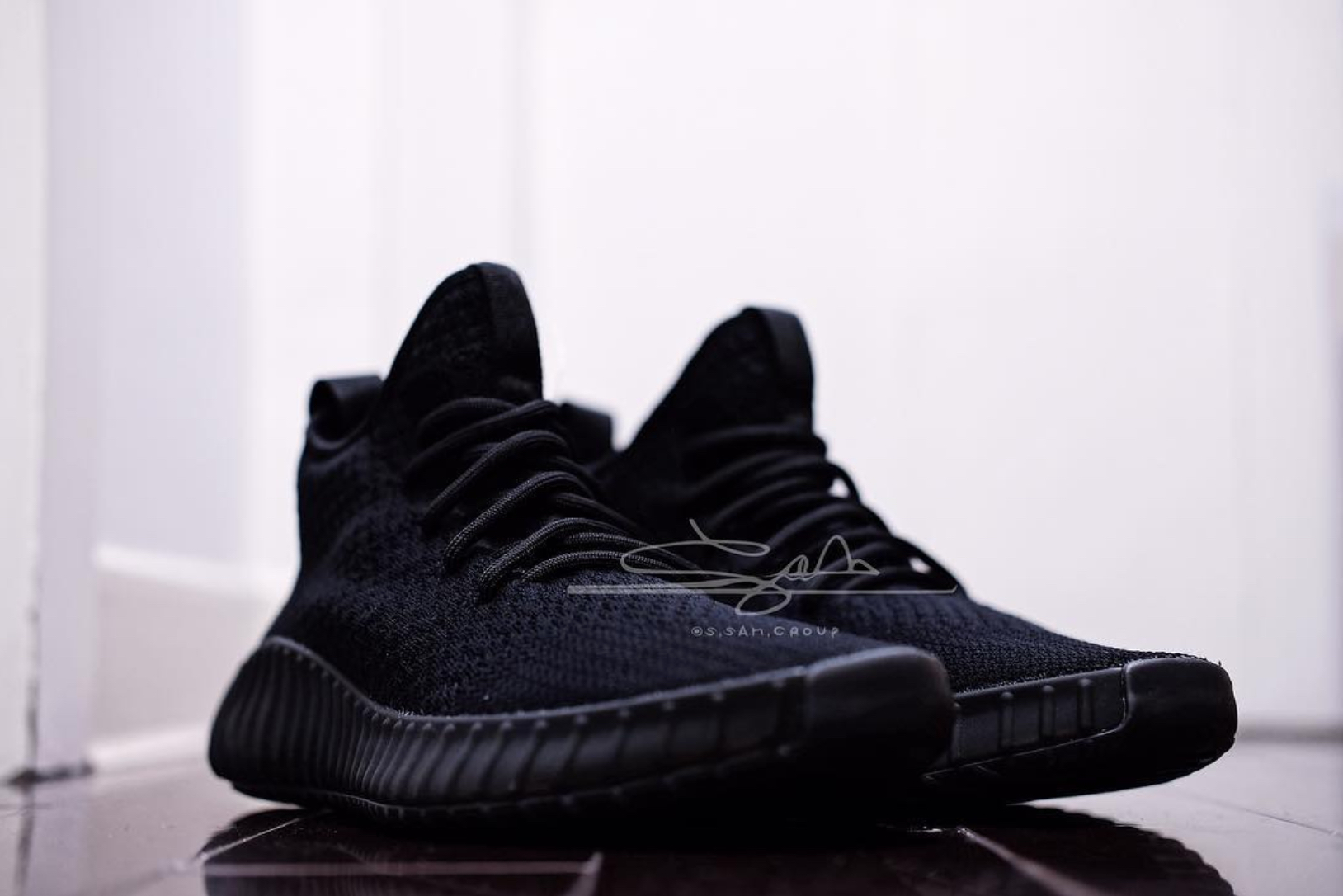 parque Explosivos fusión A Detailed Look at the Yeezy Boost 650 in Triple Black and Triple White -  WearTesters