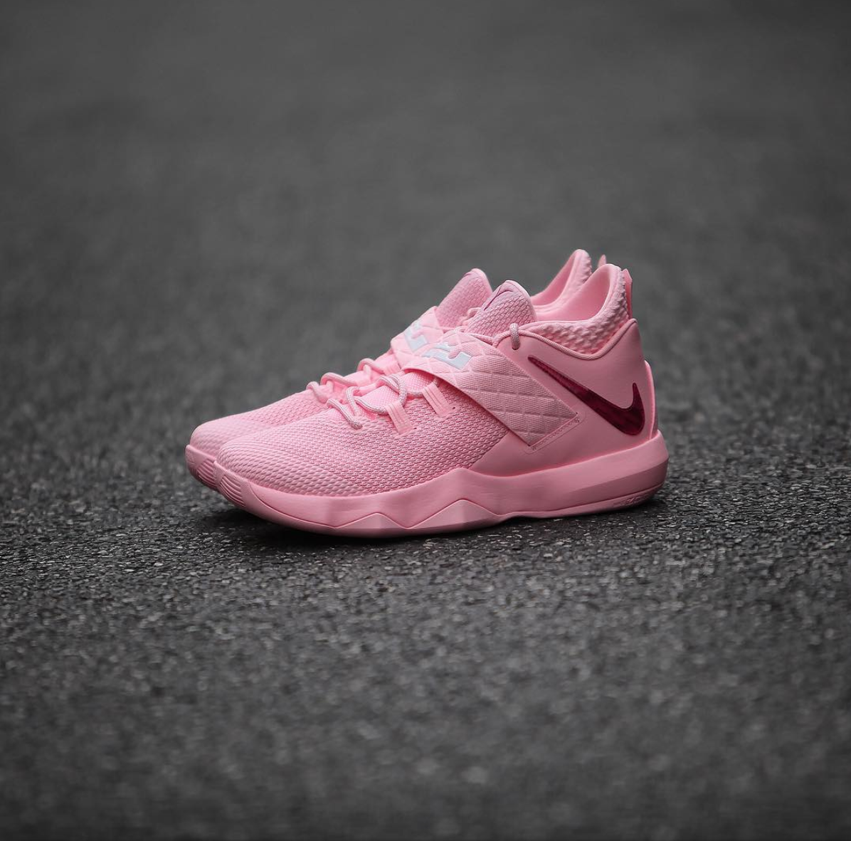 nike breast cancer shoes 2017