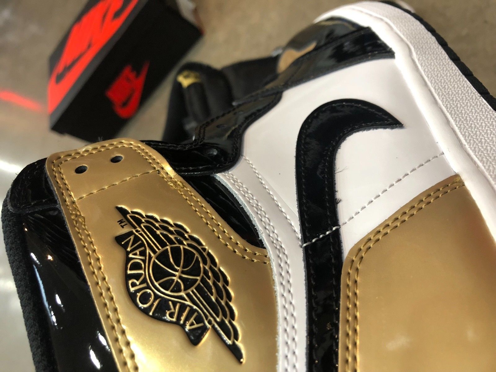 primero elefante horno Viral Air Jordan 1 'Gold Toe' with Upside Down Swoosh Now Up for Auction -  WearTesters