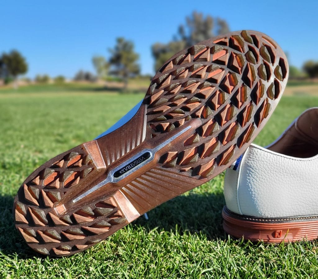  The VersaTrax+ spikeless outsole makes these a great performer on the course. 