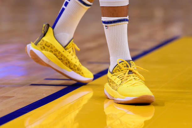 curry 7 yellow